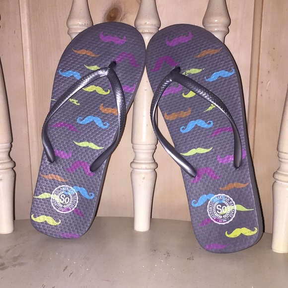 Classic flip-flops with a crazy twist! - Picture 2 of 3